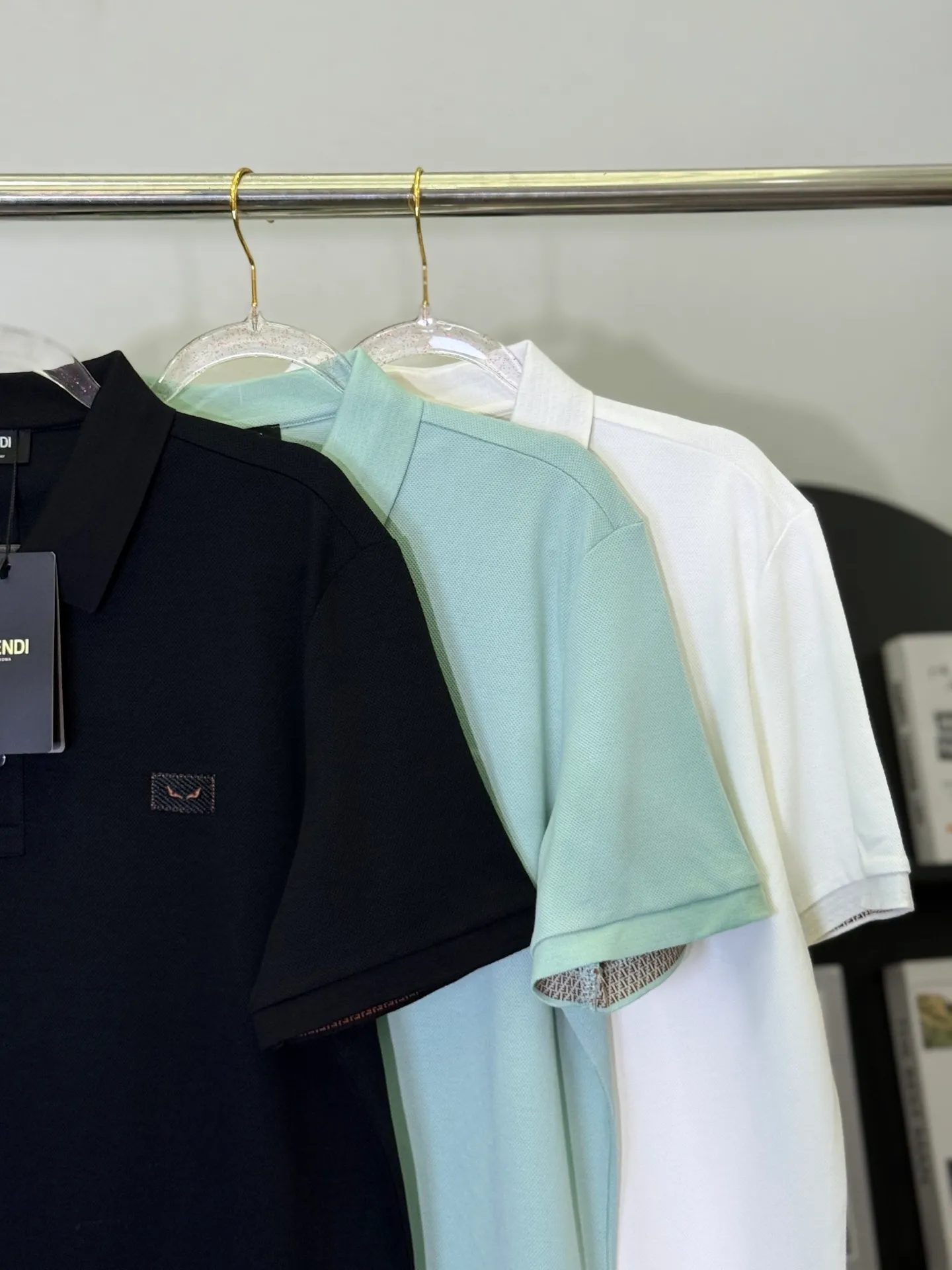 💋 Ferragamo Light Green Robot Logo Polo Shirt puts the avant-garde taste of Italian elegance into this gentle Light Green Polo. The low-key robot logo of the same color on the chest is matched with exquisite brand buttons. The soft Light Green background color is not obvious, but can be recognized by knowledgeable people at a glance. It is a tasteful choice for mature men. We select high-count mercerized pearl cotton, which is draped and wrinkle-resistant. The upper body has a neat and loose feeling. It has a slightly loose fit and is not picky about your figure. It can be easily held in business commuting and light formal occasions. A Light Green Polo can keep you fresh and decent in all spring and summer occasions. M-3XL